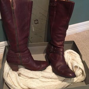 Born knee boots size 9.5 in great condition