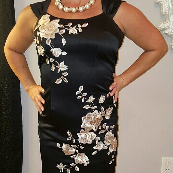 White House Black Market Embroidered Dress Size 2