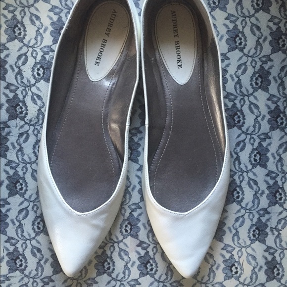 Audrey Brooke white flats - size 11