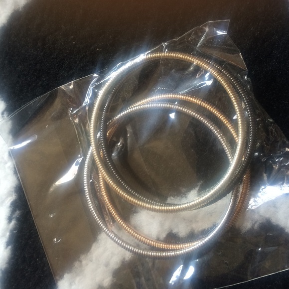 Bracelets - Picture 2 of 4