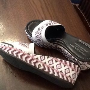 Really pretty Donald Pliner sandals