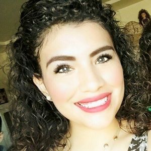 Meet your Posher, Elia