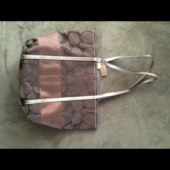 Brown stripe monogram coach purse. jo768-11098