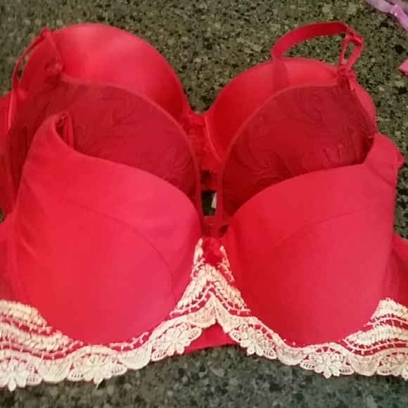 3 red bras vgc