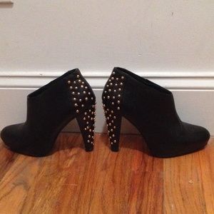 Gold studded "clubbin" Steve Madden booties 5.5