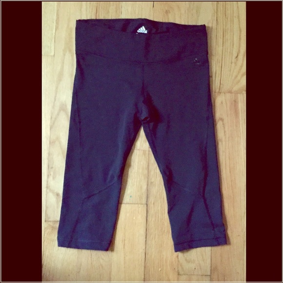 Adidas cropped work out pants hit right below knee