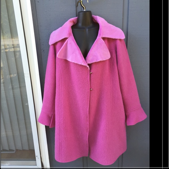 FENDI Jackets & Blazers - FENDI VINTAGE AUTHENTIC Wool coat with fur collar.