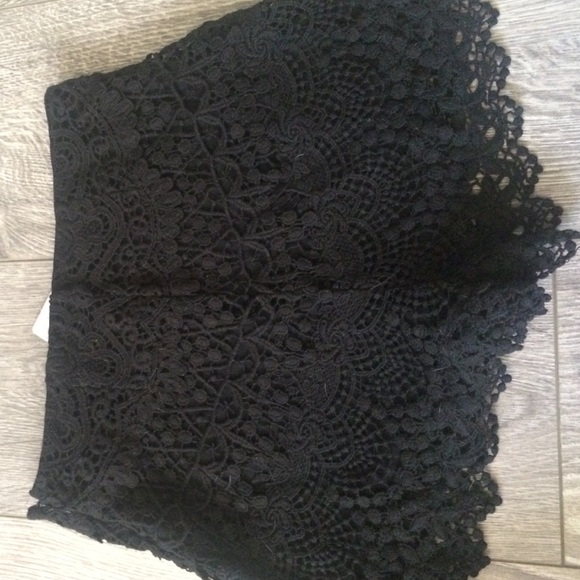 URBAN OUTFITTERS LACE SHORTS BNWT! - Picture 3 of 4