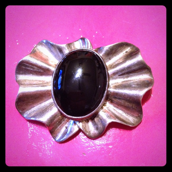 Black onyx brooch