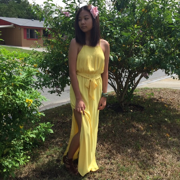 🚫SOLD🚫 Beautiful Yellow Maxi Dress - Picture 2 of 4