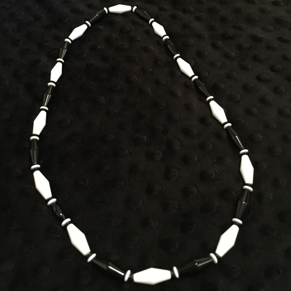 Vintage NIB Classic Lines Black/White Necklace
