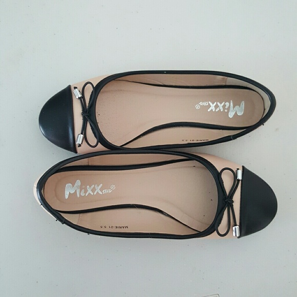 Nude/Black Flats