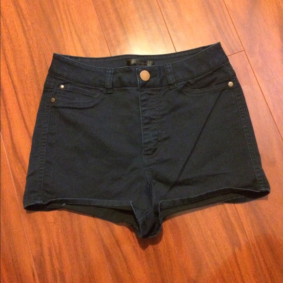 BUNDLE CROP TOP & HIGH RISE SHORTS - Picture 3 of 4