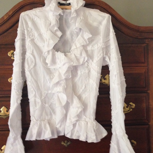 White ruffled cotton top w front zipper