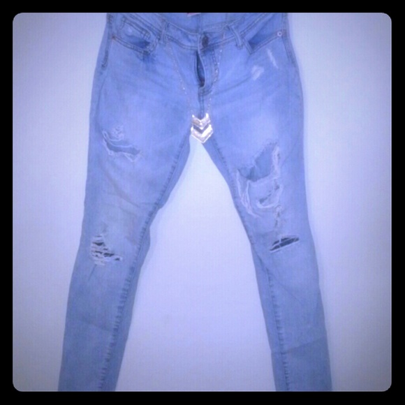 Skinny jeans with holes