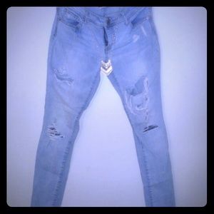 Skinny jeans with holes