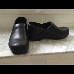 Slightly worn Dansko clogs in black. Size 40/9.