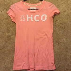Peach-colored Hollister tee.