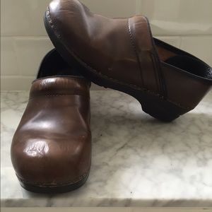 Slightly worn Dansko brown clogs. Size 40/9