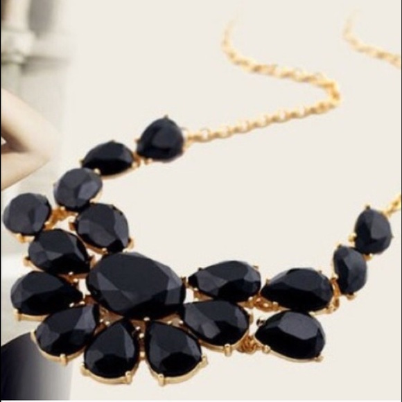Sparkling back statement necklace