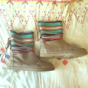 TOMS Nepal Boots with Faux Fur Lining.
