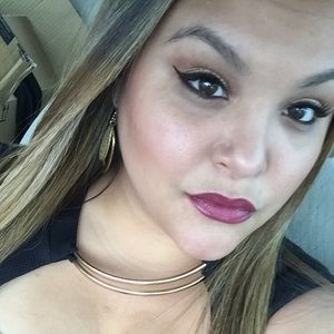 Meet your Posher, Anaelis