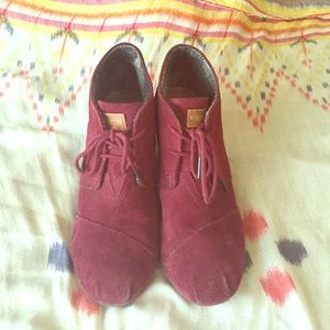 TOMS Desert Wedge Booties. Burgundy