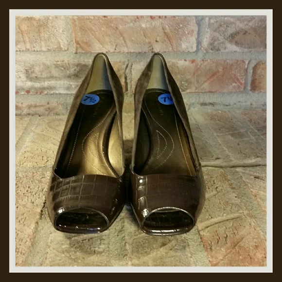 🔻FINAL MARKDOWN🔻 Leather Peep Toe Pumps - Picture 2 of 4