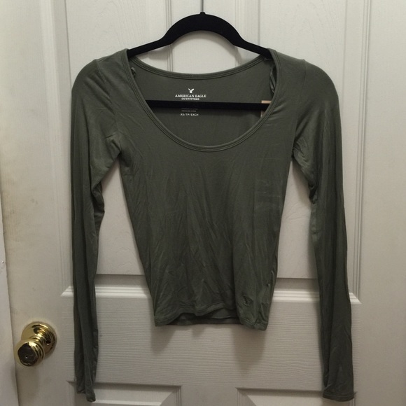 Olive green long sleeve top 🌿