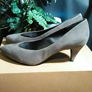 Jessica Simpson gray suede heels size 10b
