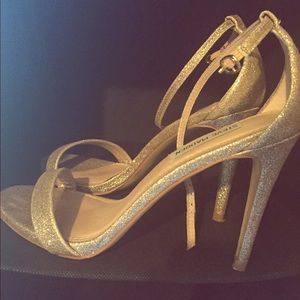 Gold glitter Steve Madden Steccy heels.