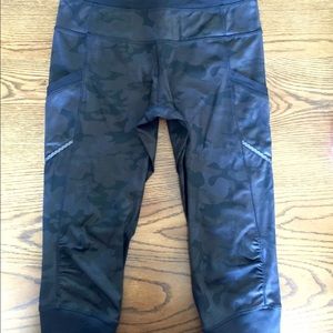 Lululemon Black Camo Run for fun Crop EUC sz 8