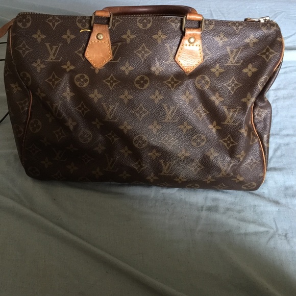 A Louis Vuitton speedy 30