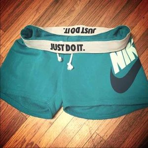 NWT nike M women shorts