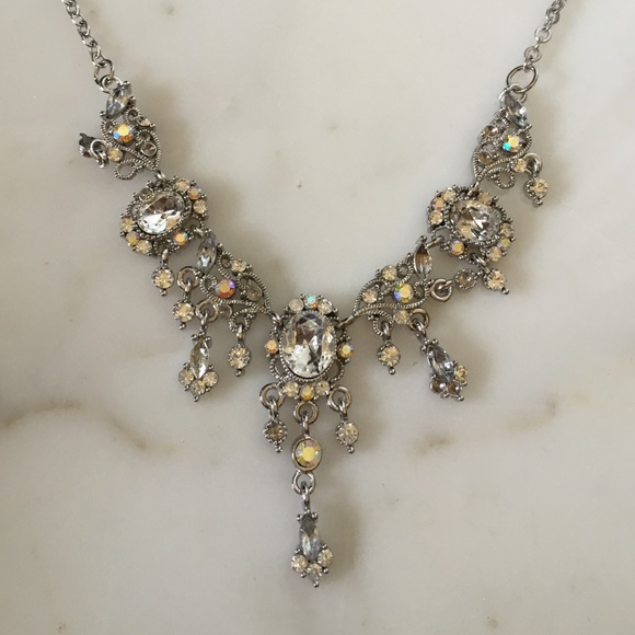 Lovely vintage inspired crystal necklace.