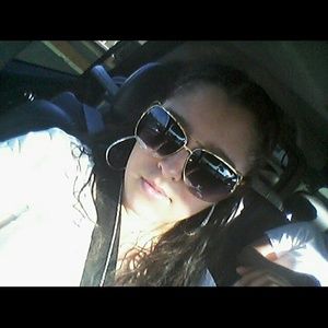 Meet your Posher, Cristia