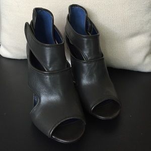 Tahari Lalla grey open toe booties size 6 1/2 NEW!