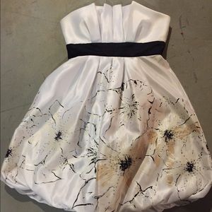 Adorable strapless dress.