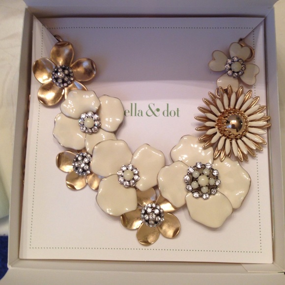 Stella & Dot Bloom Necklace