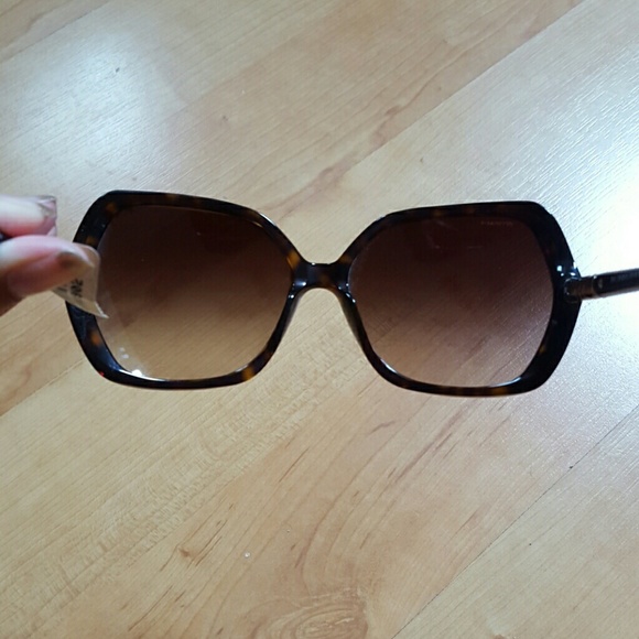 Authentic Burberry sunnies - Picture 3 of 4