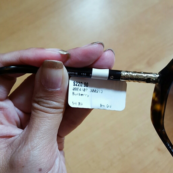 Authentic Burberry sunnies - Picture 4 of 4