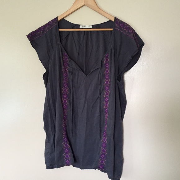 Cute embroidered top with cap sleeves
