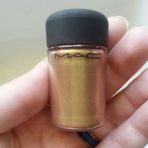 MAC Cosmetics pigment in  " Old Gold "