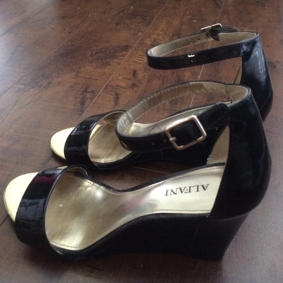 Black & gold wedges ✨