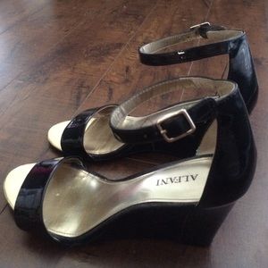 Black & gold wedges ✨