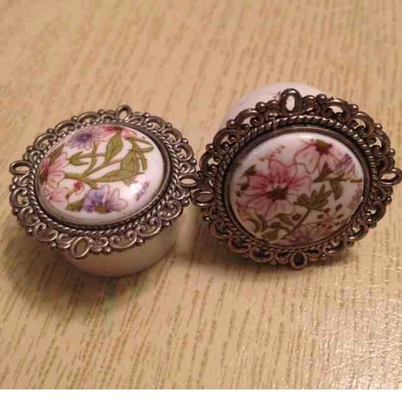 Floral cameo plugs