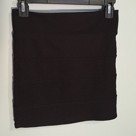 Small black mini skirt with exposed zipper detail - Picture 1 of 2