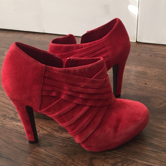 Red suede Gianni Bini heels