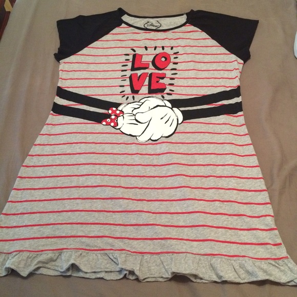 Nighttime dress. Mickey and Minnie Mouse. 💖