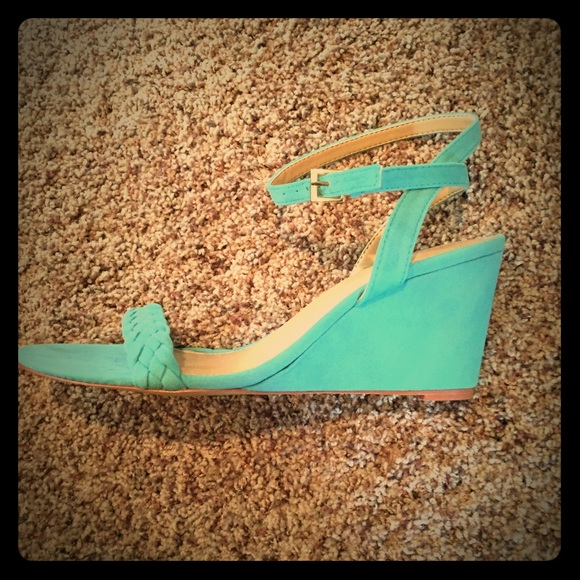 SOLD!!!!!! Victoria's Secret Mini Wedges size 9
